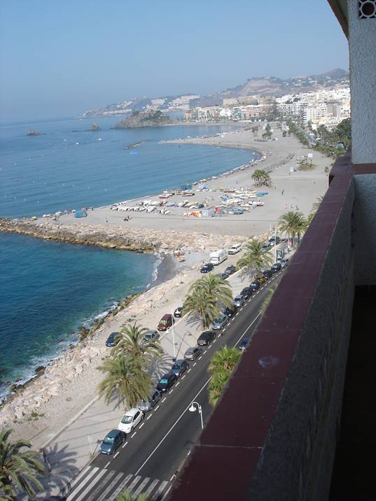Widok na plażę Costa Tropical z balkonu